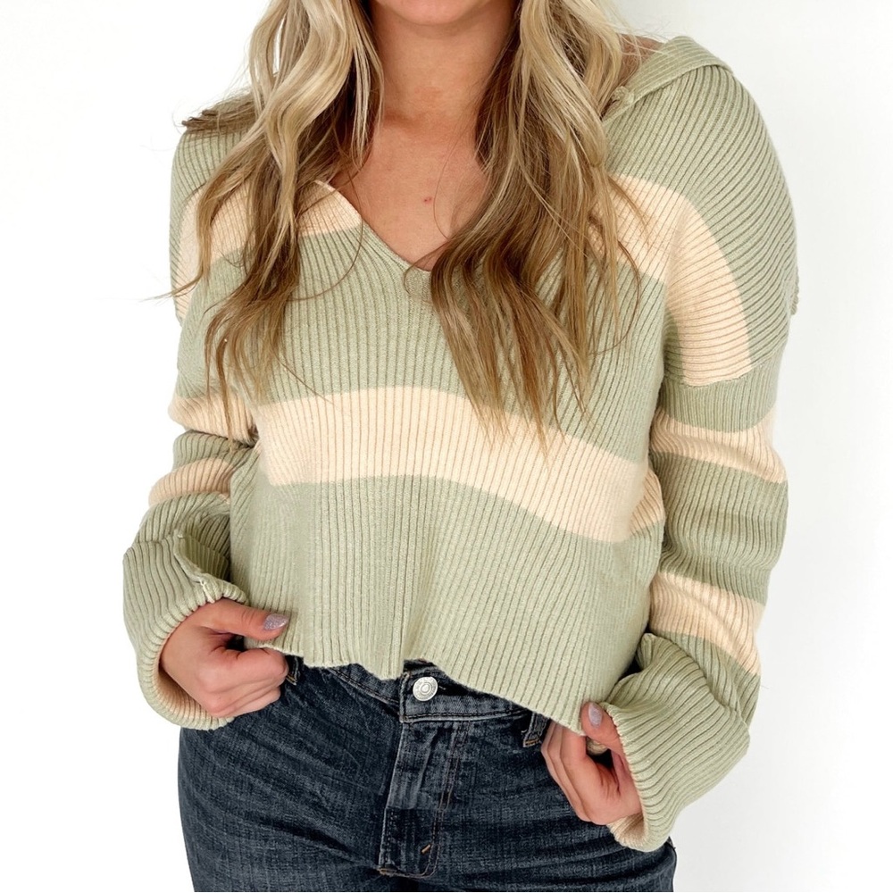 LIKE NEW Le Lis Size M Ribbed Mint and Cream Striped Cropped Hoodie Sweater